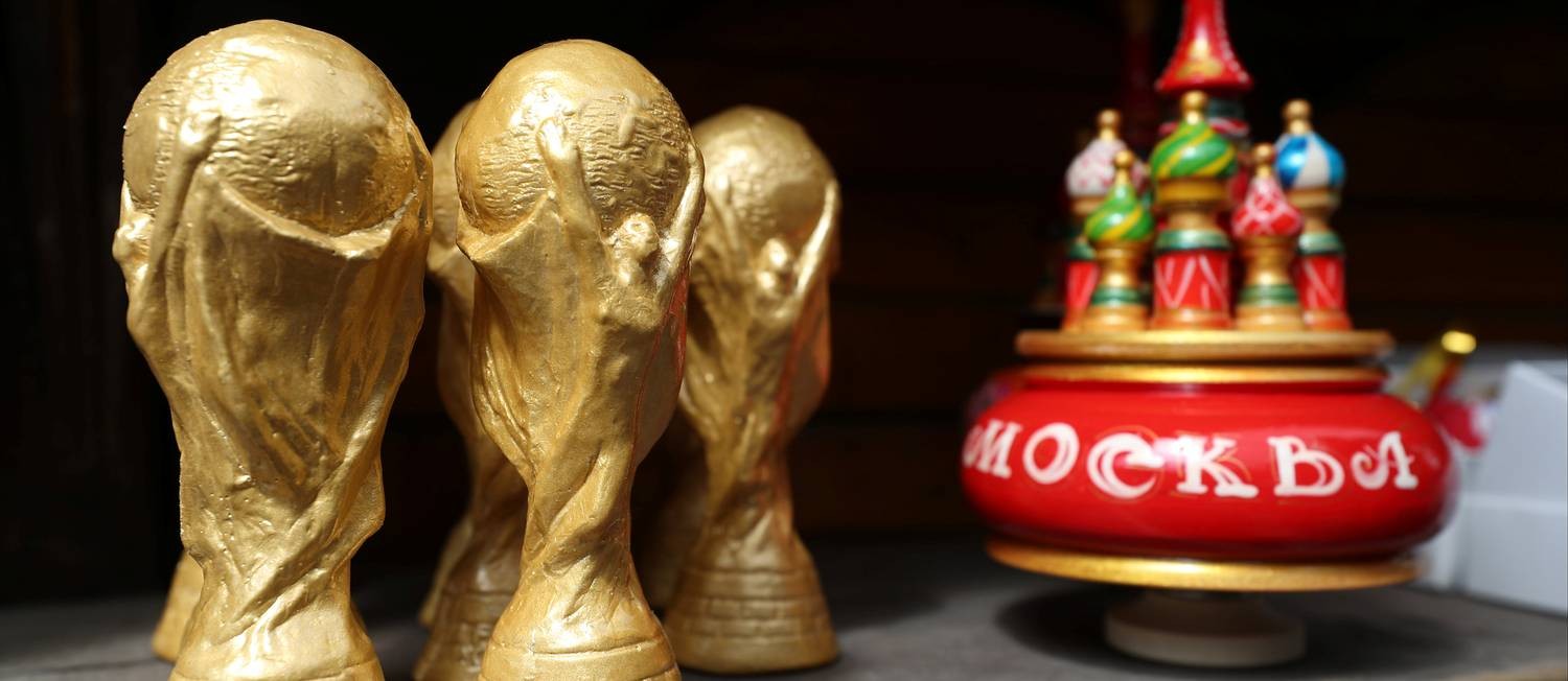 Mercado em Izmailovski oferece réplicas de taça da Copa do Mundo Foto: CARL RECINE / REUTERS