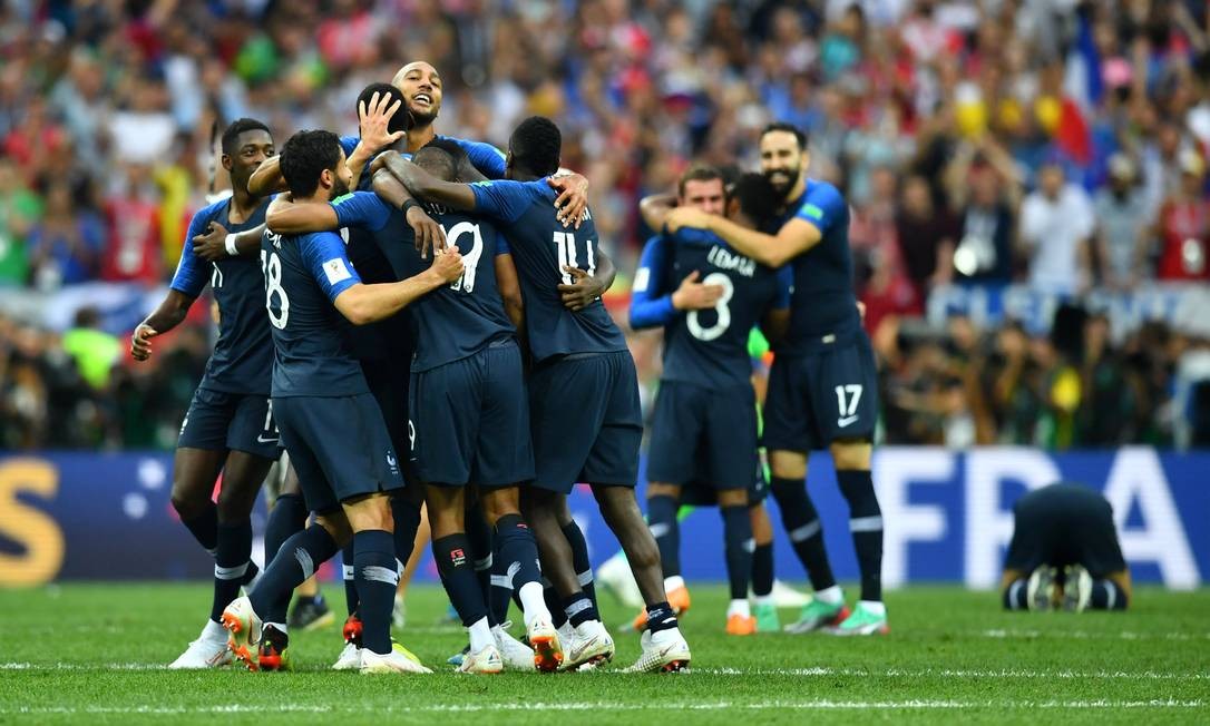 O jogo acaba e os franceses comemoram em campo DYLAN MARTINEZ / REUTERS