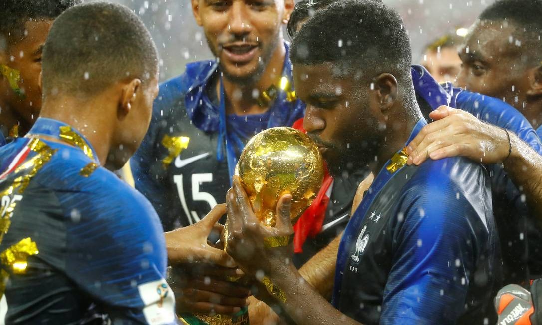 Jogadores franceses beijam a TaÃ§a Fifa KAI PFAFFENBACH / REUTERS