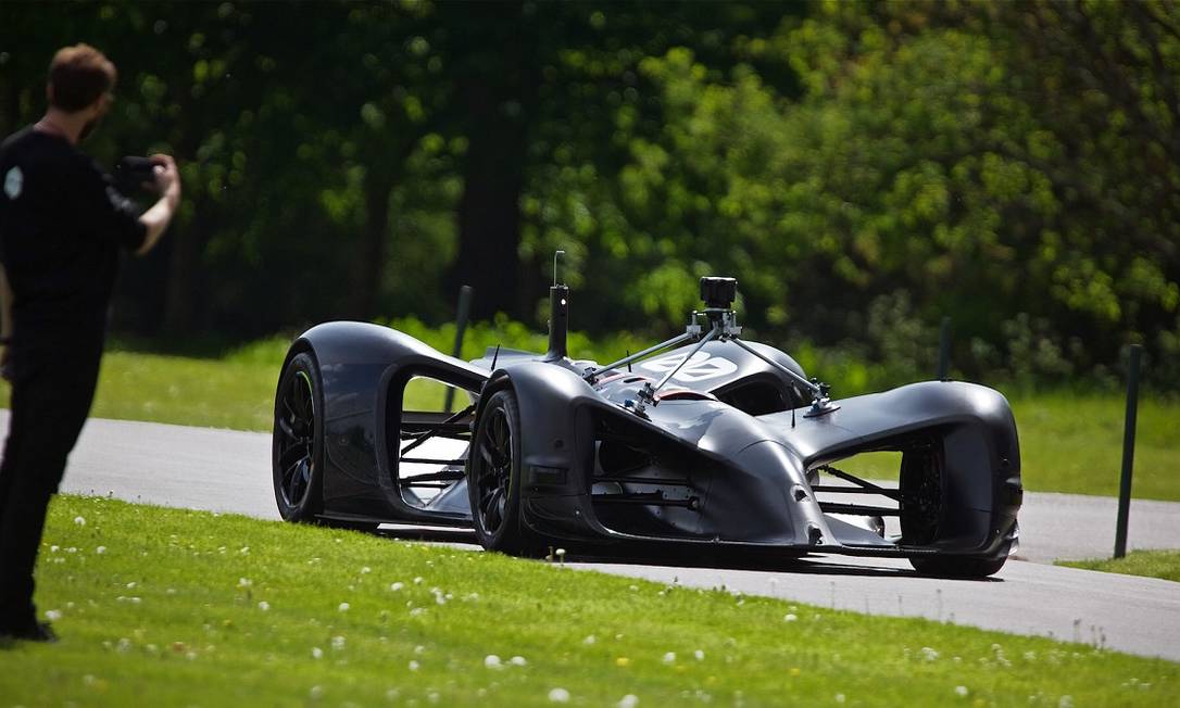 1º carro de corrida autônomo completa pista histórica na