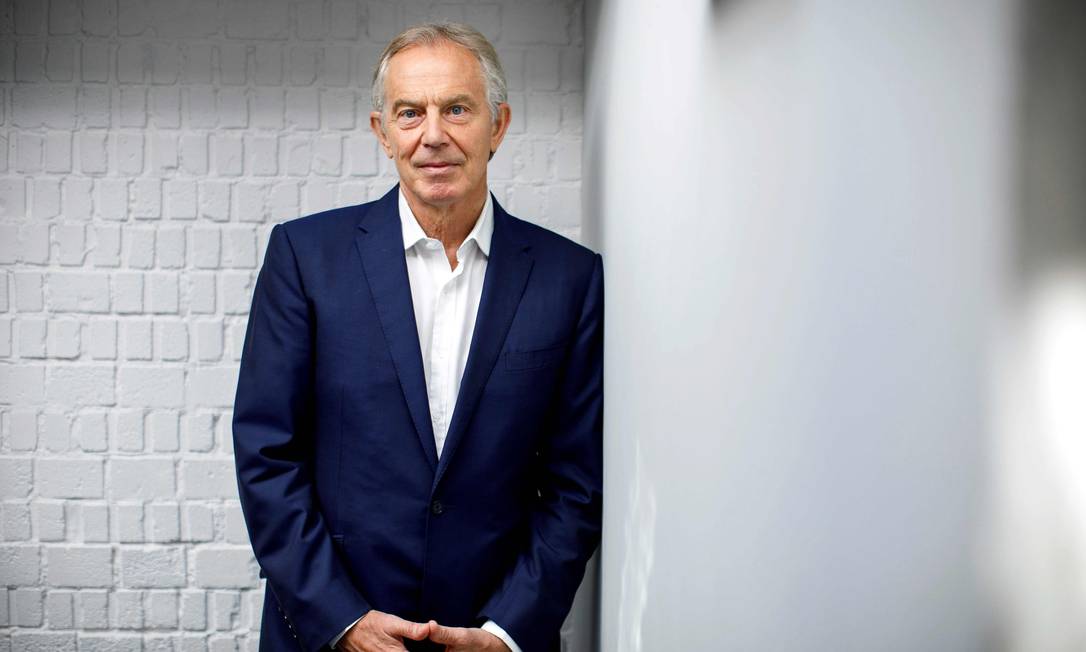 Tony Blair posa em seu escritório, em Londres Foto: TOLGA AKMEN / AFP