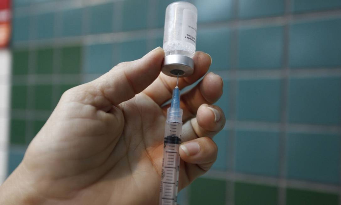 
Profissional de saúde preparada uma dose de vacina para aplicação: cobertura vacinal de diversas doeças vem caindo nos últimos anos no Brasil
Foto:
Arquivo
