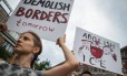 Manifestantes protestam diante da agência de imigração americana em Washington: país não aderiu a pacto Foto: ANDREW CABALLERO-REYNOLDS / AFP