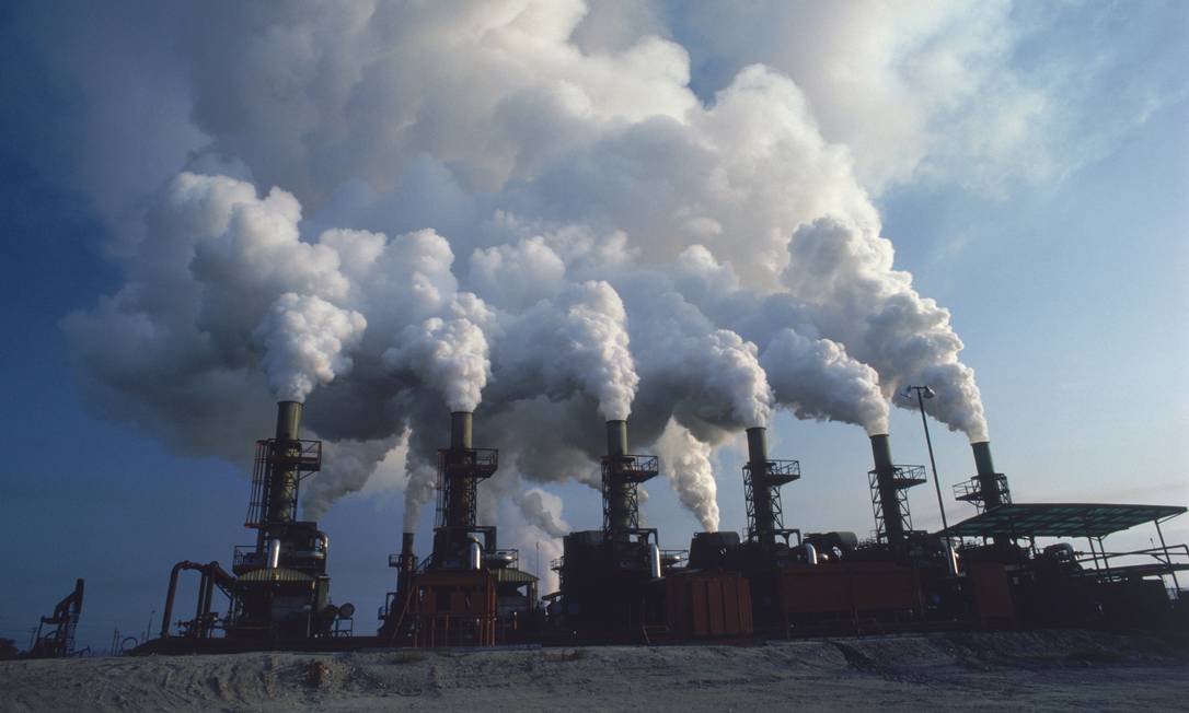 
Chaminés lançam gases na atmosfera: precificação do carbono é um instrumento para financiar e estimular transição para uma economia com menos emissões
Foto:
Latinstock
