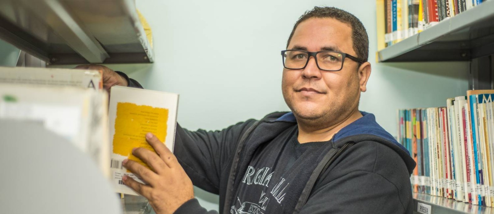Dorival Santos aprendeu a ler com livros que a mãe tirou do lixo e lembrou que colegas zombavam dele por usar roupas recicladas Foto: Eduardo Valente / Agência O Globo