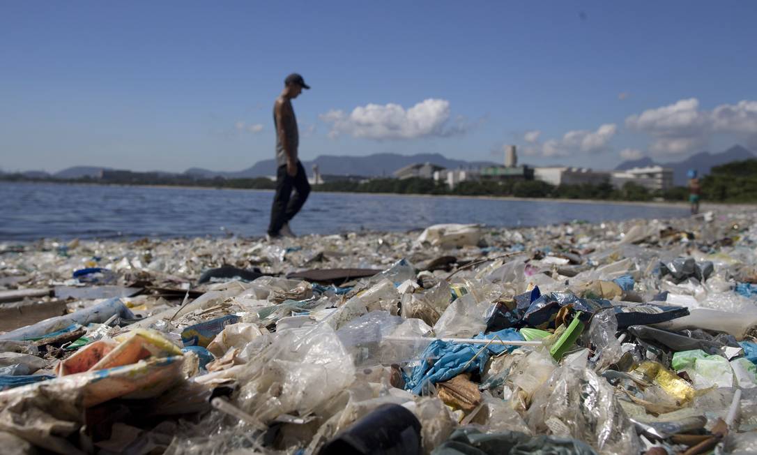 
Poluição. Lixo na Baía de Guanabara: oito milhões de toneladas de plástico são jogadas no oceano por ano, segundo o Programa das Nações Unidas para Meio Ambiente
Foto: Márcia Foletto / Márcia Foletto/21-2/2017