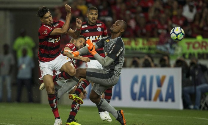 Lucas PaquetÃ¡ se antecipa a Jefferson para marcar o segundo do Flamengo sobre o Botafogo Foto: Guito Moreto / AgÃªncia O Globo