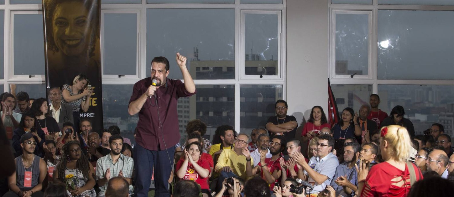 Boulos atraiu ao local uma pequena multidão de filiados ao partido Foto: Edilson Dantas / Agência O Globo