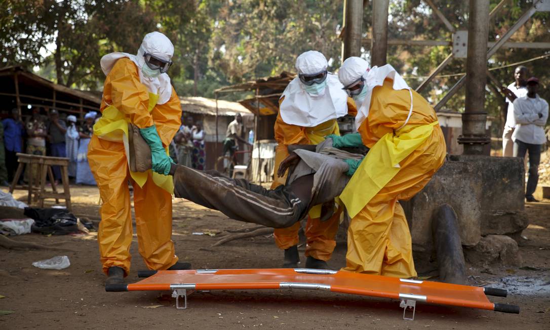 Equipe da Cruz Vermelha transporta homem que teria sido morto por ebola Foto: Misha Hussain / Reuters/30-1-2015