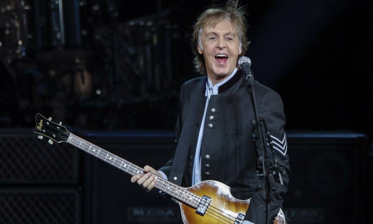 Paul McCartney atravessa Abbey Road 49 anos após registro icônico