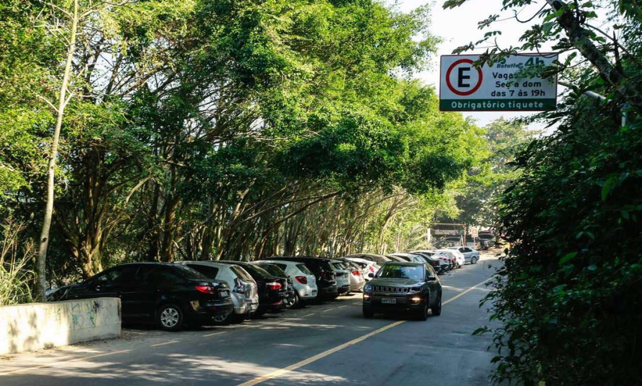 Placas aéreas passam a sinalizar estacionamento na Praia de Abricó - Jornal  O Globo