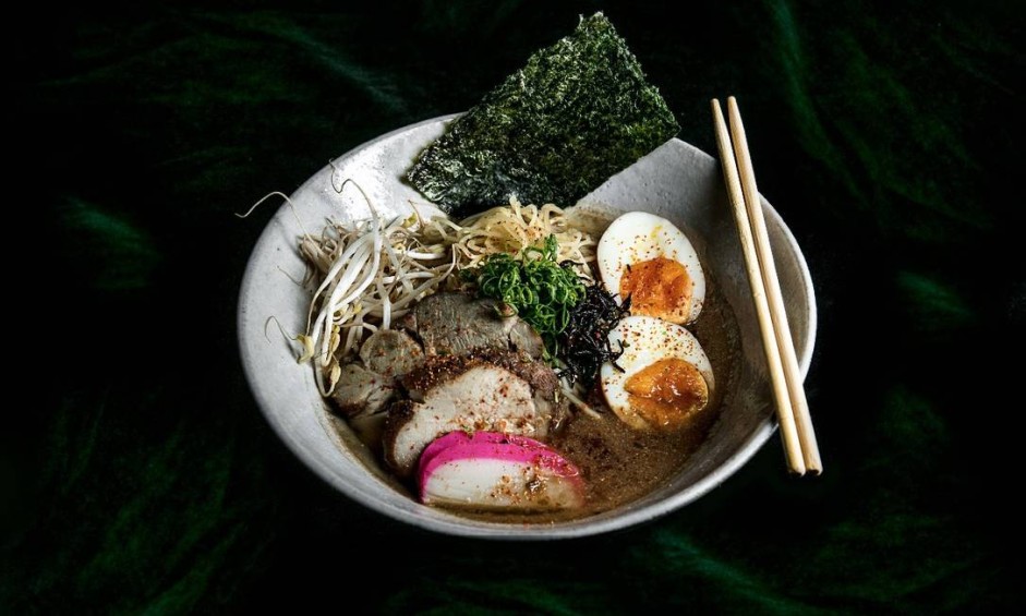 Pabu. Caldo &agrave; base de porco, massa fresca, copa lombo de porco, ovo, massa de peixe, moyashi, cebolinha e algas nori e hijiki (R$ 44) ou ent&atilde;o &agrave; base de miso, massa fresca, cogumelos, ovo, moyashi, cebolinha e algas nori e hijiki. Foto: Divulga&ccedil;&atilde;o