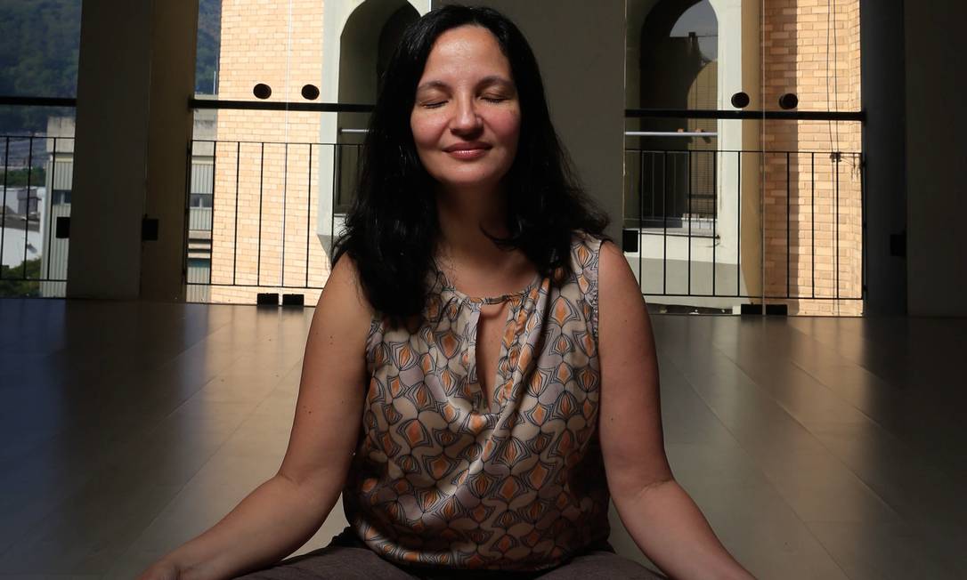 A terapeuta Lisiane Mutti explica: "Através da respiração correta, conseguimos fazer uma limpeza profunda no corpo e na mente" Foto: Roberto Moreyra / Agência O Globo