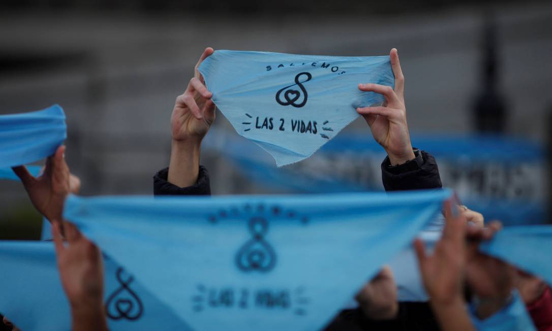 
Opositores do aborto legal levantam lenços com o slogan da campanha contra o projeto, ‘salvemos as duas vidas’, em manifestação em Buenos Aires no último ia 3: assunto está dividindo o país
Foto:
Reuters/Martin Acosta/03-07-2018
