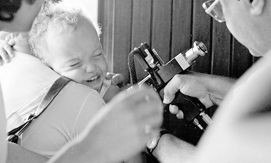 Criança recebe vacina contra a poliomielite na década de 1970: para imunologistas, aumento da circulação de pessoas proporcionado pela globalização é o novo desafio à saúde pública Foto: Luis Pinto/27-6-1977