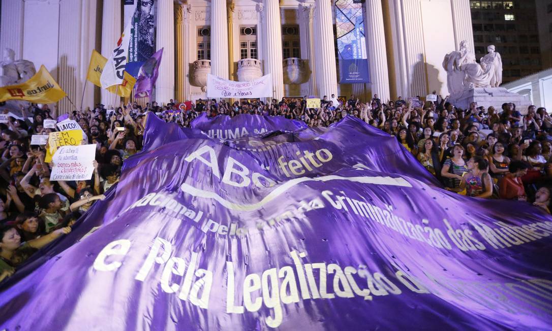 Passeata de mulheres pedindo a descriminalização do aborto, no Rio Foto: Domingos Peixoto13/11/2017