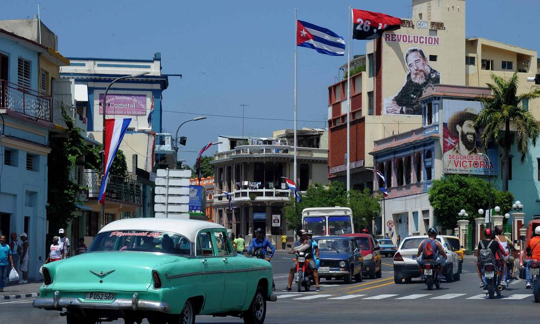 Carros antigos circulam em Santiago de Cuba em julho de 2018; projeto de reforma constitucional na ilha alavanca abertura econômica Foto: YAMIL LAGE / AFP/25-7-2018
