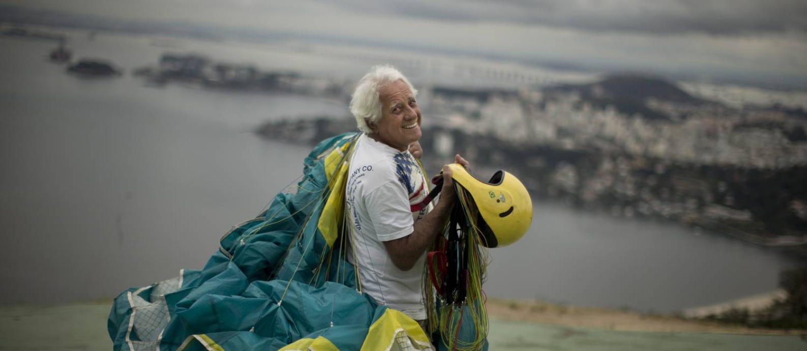 
Moacyr Rocha Filho, de 84 anos, com o parapente onde costuma saltar, no Parque da Cidade, Niterói
Foto:
Márcia Foletto
/
Agência O Globo

