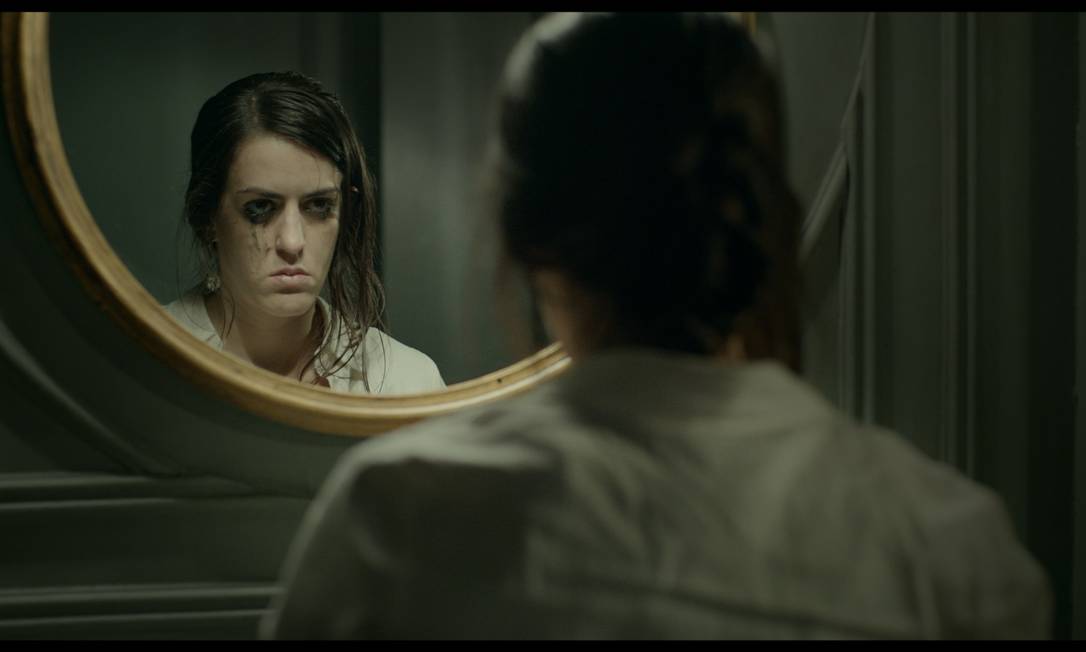 Em 'O animal cordial', Luciana Paes interpreta a garçonete Sara, personagem que muda muito durante a trama Foto: Divulgação