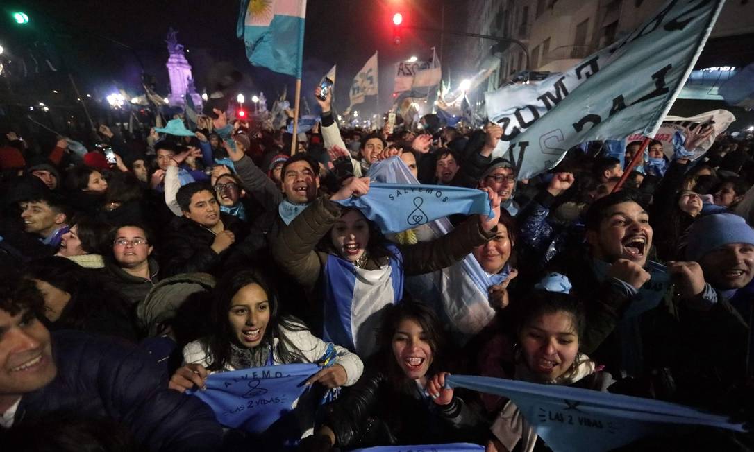 Manifestantes contra a legalização do aborto comemoram a rejeição da interrupção da gravidez pelo Senado argentino Foto: ALBERTO RAGGIO / AFP