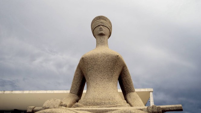 Estátua da Justiça, em frente ao STF, na Praça dos Três Poderes, em Brasília Foto: Jorge William/Agência O Globo/09-02-2018