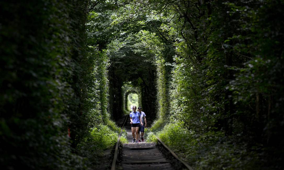 Muitas pessoas são atraídas pela lenda que diz que os desejos dos casais apaixonados se tornam realidade após passarem pelo túnel Foto: SERGEI SUPINSKY / AFP