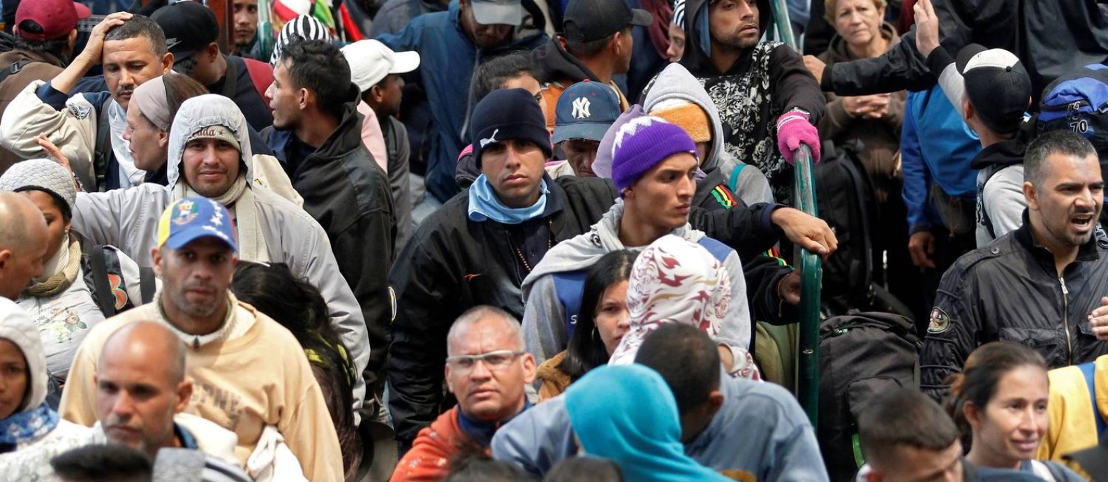Venezuelanos fazem fila para registrar sua saída da Colômbia e entrar no Equador Foto: STRINGER / REUTERS