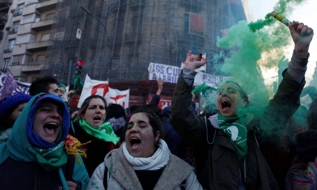 Ativistas pró-legalização do aborto se concentraram nas ruas de Buenos Aires na quarta e madrugada de quinta, durante votação. Foto: Martin Acosta / Reuters