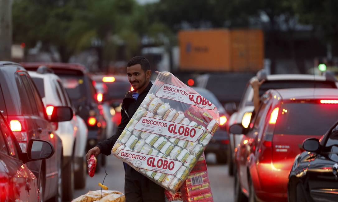 Ícone do Rio: ambulante vende pacotes de biscoito Globo em sinal Foto: Domingos Peixoto / Agência O Globo