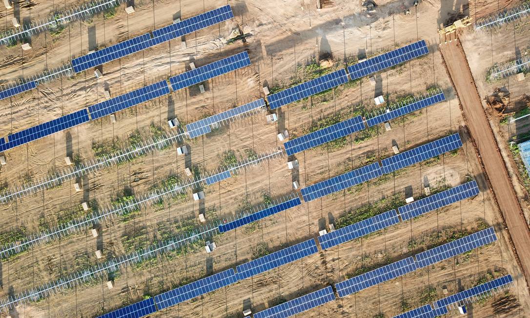 
Luz do sol. Em dezembro, a Equinor inaugura, no Ceará, seu primeiro projeto solar no mundo. A unidade consumiu investimentos de US$ 215 milhões, tem capacidade de 162 megawatts (MW) e será capaz de gerar energia para 170 mil famílias
Foto:
Divulgação
