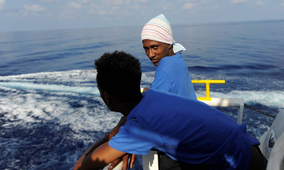 Migrantes a bordo do Aquarius aguardam no Mar Mediterrâneo enquanto porto de acolhimento não é decidido Foto: GUGLIELMO MANGIAPANE / REUTERS