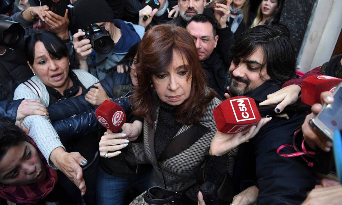 Ex-presidente da Argentina, a senadora Cristina Kirchner deixa seu apartamento para comparecer a tribunal de Buenos Aires Foto: EITAN ABRAMOVICH / AFP