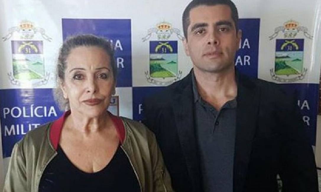 Maria de Fátima Barros Furtado e o filho, Denis, no dia em que os dois foram presos Foto: Divulgação
