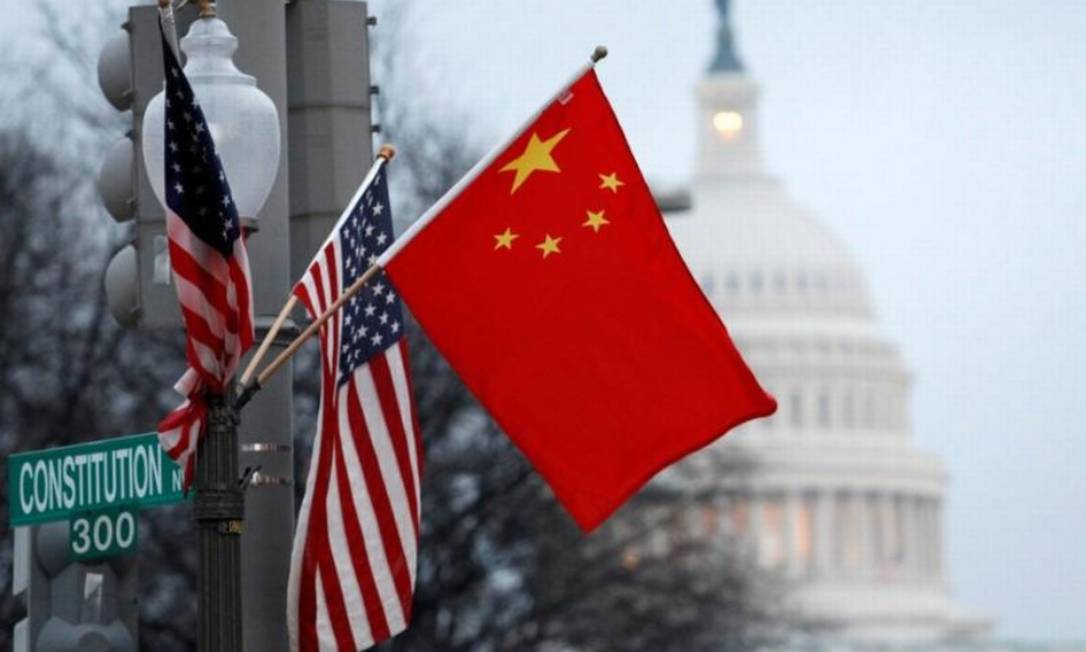 Bandeiras da China e dos Estados Unidos em poste de Washington Foto: Reuters