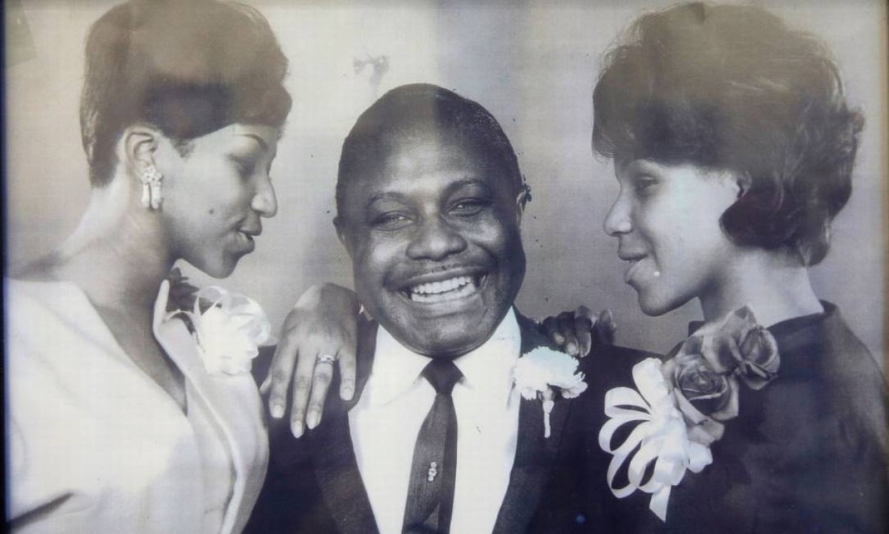 Aretha Franklin (esquerda) com seu pai, C.L. Franklin, e a irmã Caroline. A Rainha do Soul começou a cantar na igreja batista em que seu pai era pastor. Foto: HO / AFP
