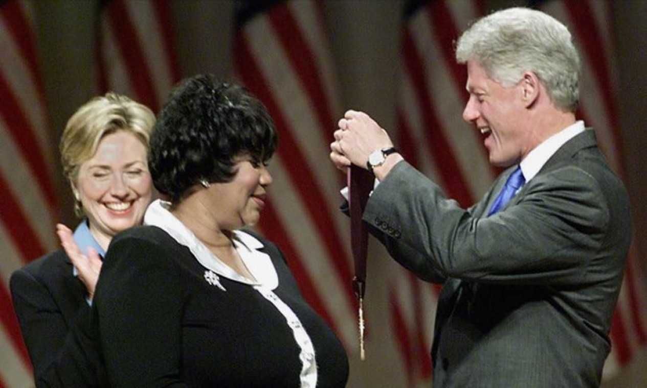 A cantora recebe a Medalha Nacional de Artes e Humanidas das mãos do então presidente americano, Bill Clinton. Foto: STEPHEN JAFFE / AFP