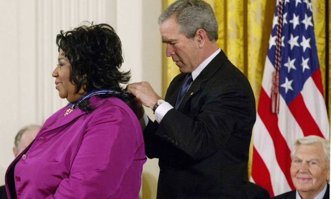 Franklin também foi homenageada por George W. Bush em 2005. Ela recebeu a Medalha Presidencial da Liberdade, maior condecoração civil dos EUA. Foto: MANDEL NGAN / AFP