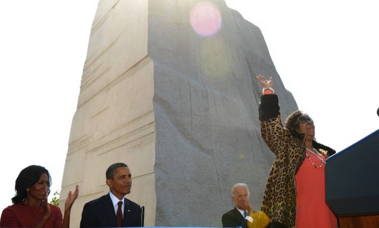 Michelle Obama e o então presidente, Barack Obama, assistem a diva soul cantar em frente ao memorial Martin Luther King Jr em Washington. Foto: MANDEL NGAN / AFP