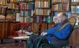 Aos 97 anos, Jacó Guinsburg acaba de publicar um livro de poesias, coroando uma carreira brilhante de autor e editor Foto: Edilson Dantas / Agência O Globo
