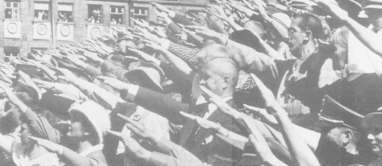 
Cena de dociumentÃ¡rio da cineasta alemÃ£ Leni Riefenstahl mostra multidÃ£o aclamando Hitler no Congresso de Nuremberg: polÃ­ticos que negociaram a coalizÃ£o julgavam que poderiam manipulÃ¡-lo
Foto: ReproduÃ§Ã£o