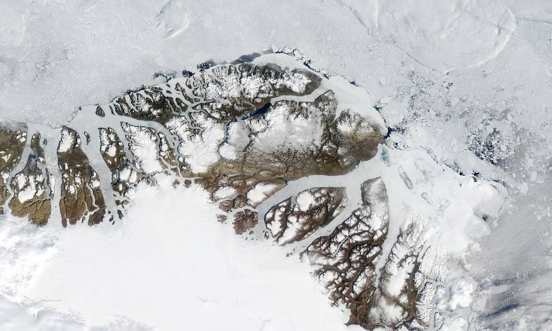 
Imagem de satélite tirada no fim de julho já mostrava o gelo fragmentado na costa norte da Groenlândia
Foto:
/
Nasa
