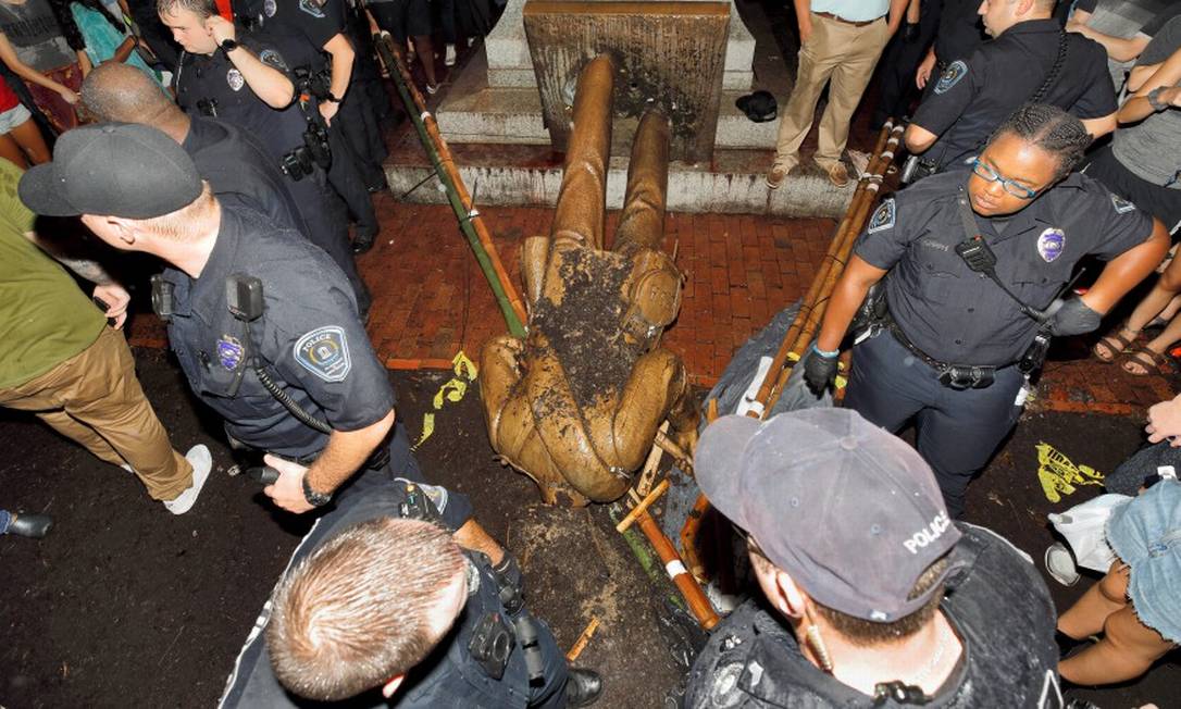 Polícia da Universidade da Carolina do Norte atua em protesto no qual estátua de confederado foi derrubada Foto: JONATHAN DRAKE / REUTERS