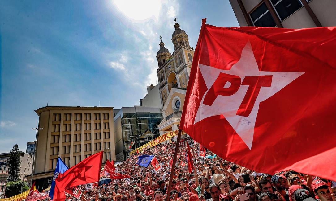 Manifestantes seguram bandeiras do PT em ato de apoio ao partido Foto: Ricardo Stuckert / Instituto Lula