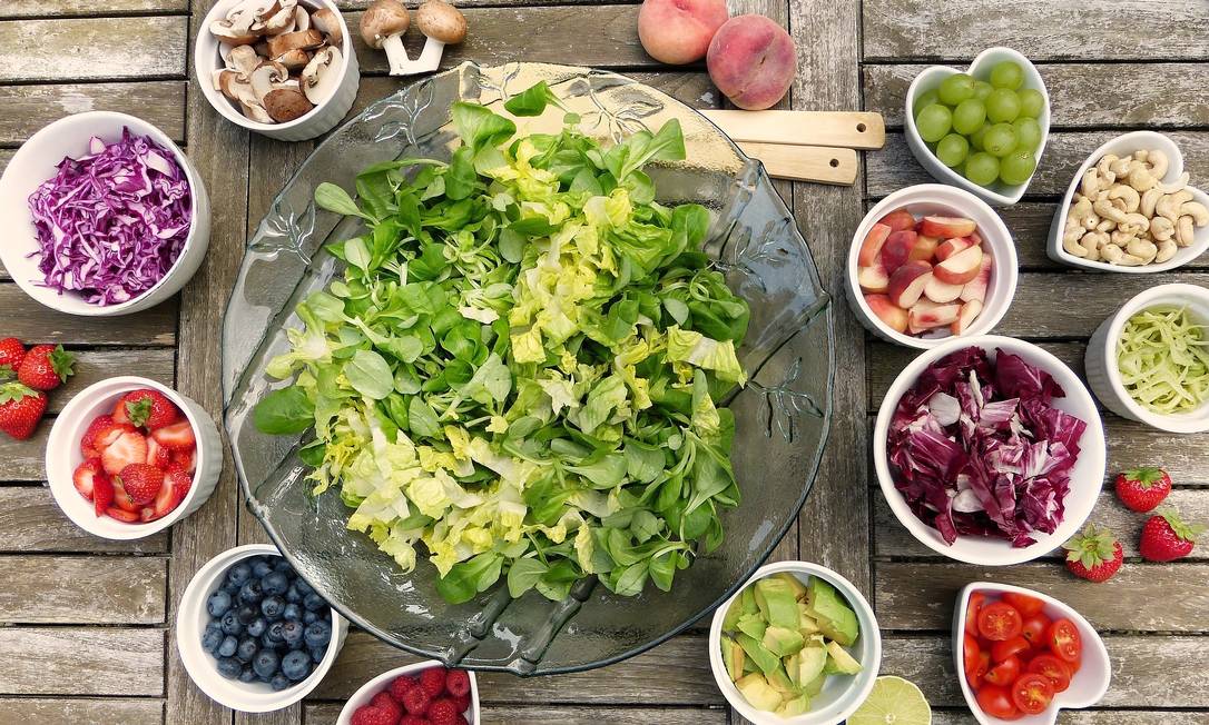 Alimentação que inclui todos os grupos, como frutas e legumes, além de hidratação adequada, são necessárias para cicatrização eficiente Foto: Pixabay