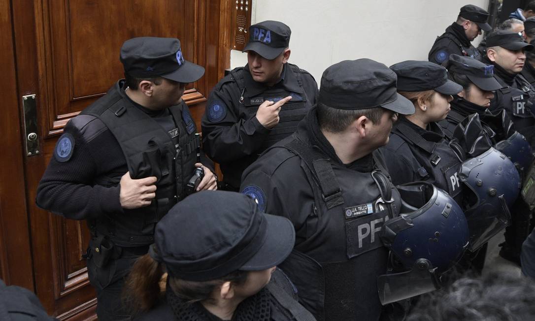 Policiais federais argentina guardam a entrada do edifício no qual a ex-presidente Cristina tem um apartamento, em Buenos Aires Foto: JUAN MABROMATA / AFP