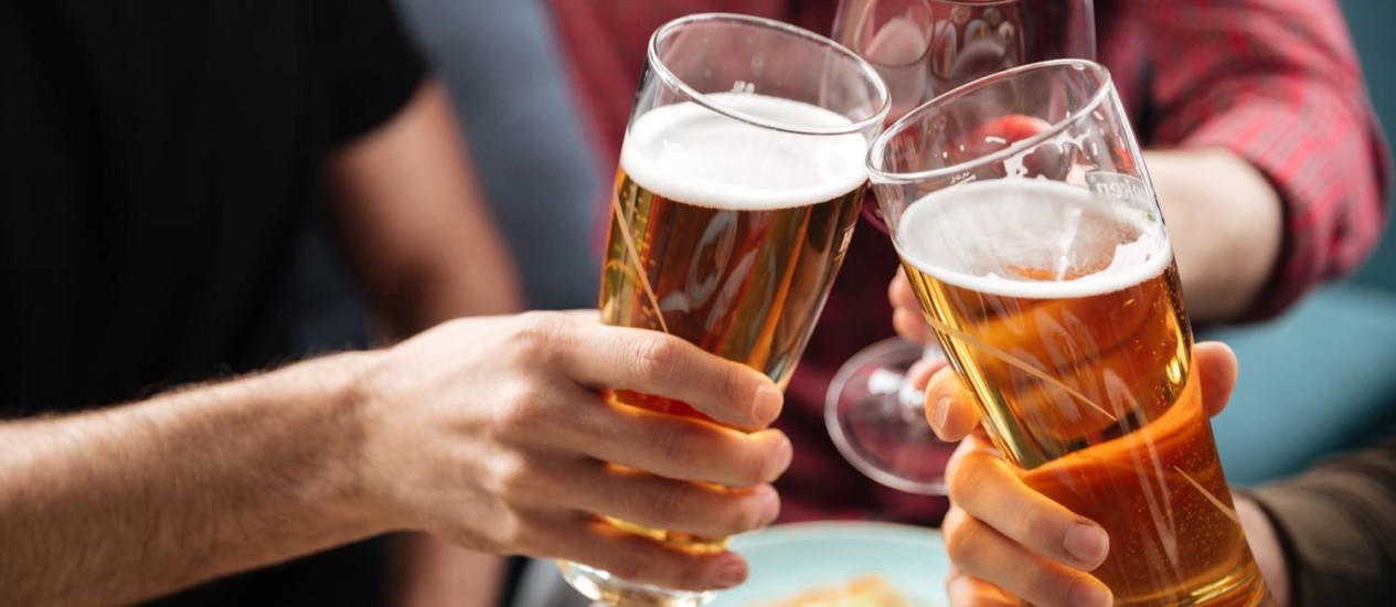 
Amigos brindam com cerveja e vinho: segundo os pesquisadores, resultados mostram que não há níveis seguros para consumo de álcool
Foto: Shutterstock/Dean Drobot