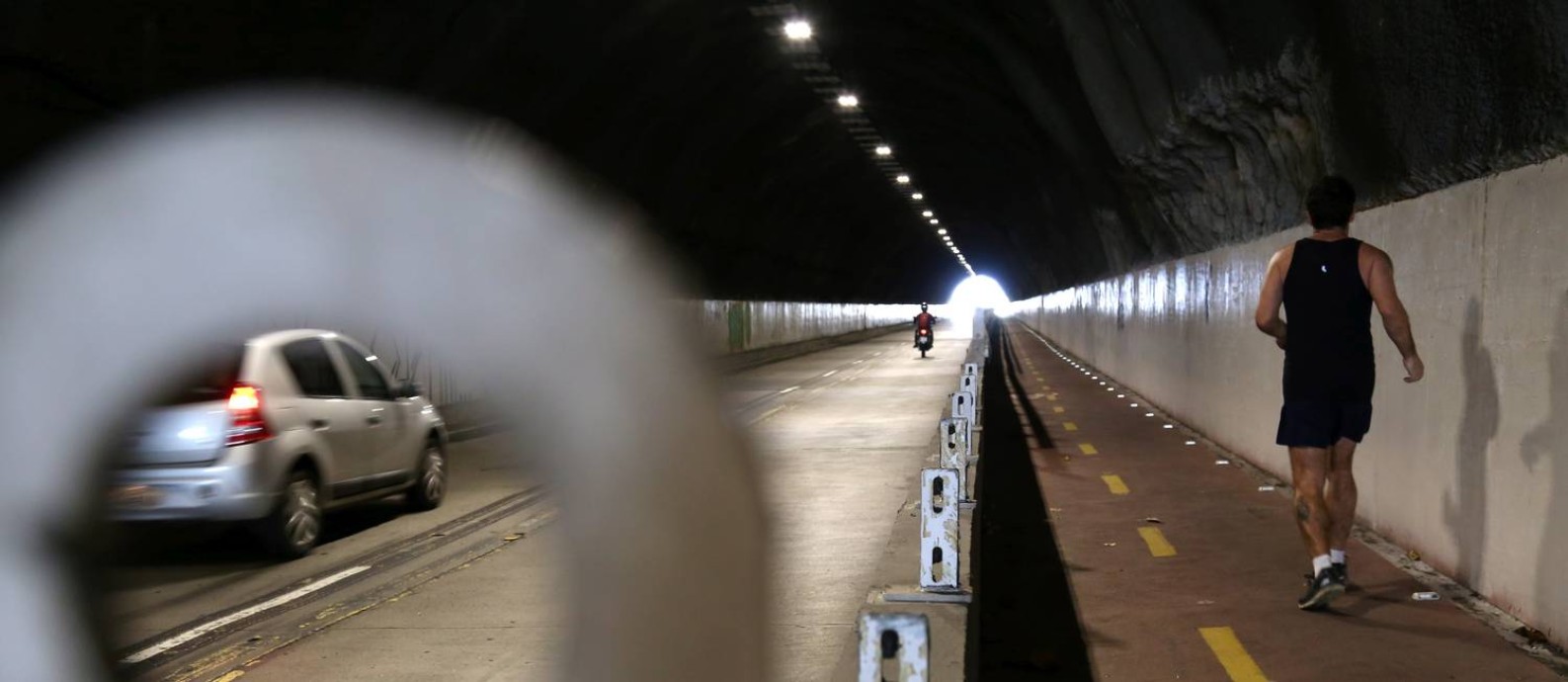 Túnel do Joá, na Barra da Tijuca inaugurado em 1971 tem os protetores da nova ciclovia roubados Foto: Custódio Coimbra / Agência O Globo