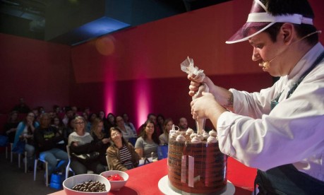 No &uacute;ltimo dia do evnto, Felipe Appia, do Nolita, ensinou a fazer um bolo de 20 camadas. Sorte de quem estava no audi&oacute;rio Foto: Adriana Lorete / Ag&ecirc;ncia O Globo