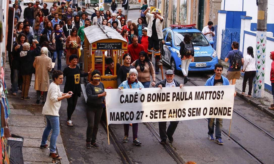 Moradores de Santa Teresa fizeram caminhada de protesto