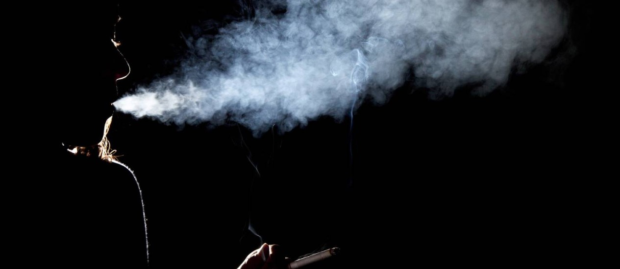 
Jovem com cigarro: danos sÃ£o ainda maiores em jovens que fumam e bebem
Foto: MÃ´nica Imbuzeiro/16-07-2012